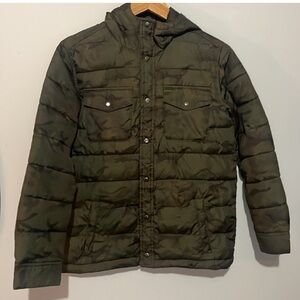 Old Navy Boys Hooded Puffer Jacket in Olive/Camo